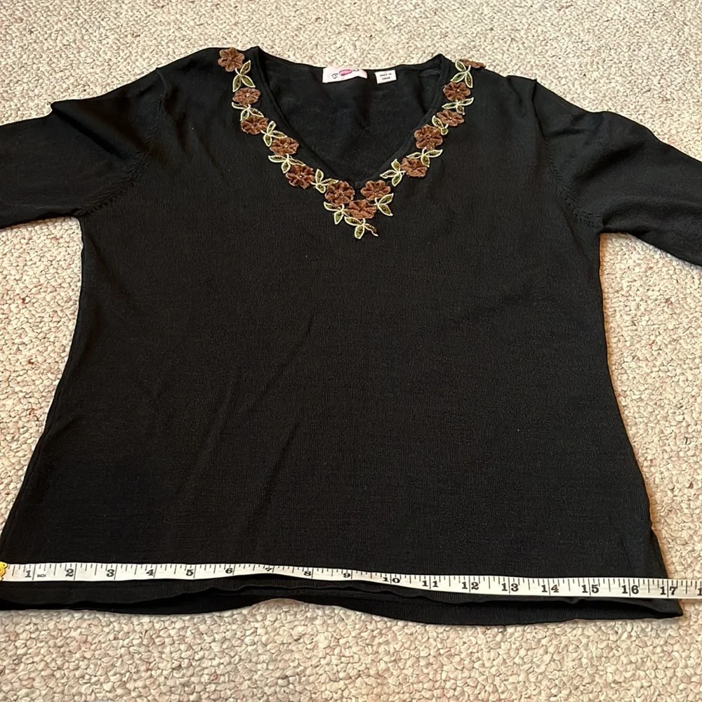Black sweater with 3-D floral embellishments M - Picture 10 of 11